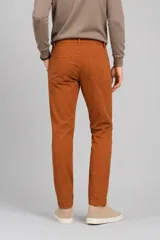 Pantalón de gabardina color naranja, corte recto y diseño clásico de cinco bolsillos con cierre de botón y cremallera.