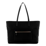 Cartera tipo shopper Guess modelo Eco Gemma, color negro. Presenta diseño minimalista con logo triangular metálico en el frente, asas dobles y un pequeño monedero circular removible con cierre. Incluye herrajes en tono dorado.