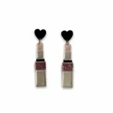 Par de aros colgantes con forma de labial, con dije superior de corazón negro, cuerpo blanco con brillo y detalle central con glitter rosa.