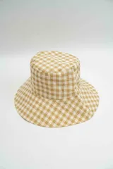 Gorro tipo bucket con estampado de cuadros vichy en tonos verde y beige.