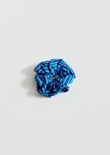 Scrunchie para el pelo de color azul con estampado de rayas blancas finas.