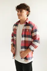 Camisa de leñador de algodón peinado con cuello italiano y estampado a cuadros en tonos rojos.