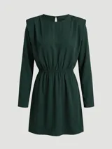 Vestido corto de color verde oscuro, con mangas largas, hombreras marcadas y cintura elástica. Presenta un cuello redondo con una pequeña abertura en la parte posterior.