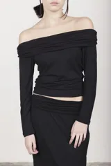 Top negro de jersey con escote bardot y mangas largas.