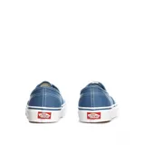 Zapatillas Vans Authentic color azul con suela blanca de goma.