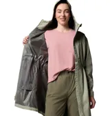 Campera impermeable y transpirable Columbia modelo Weekend Adventure II Omni-Tech de color verde, con capucha ajustable con visera, cierre frontal bidireccional, cintura ajustable con cordón y bolsillos con cremallera.