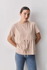 Remera celeste de algodón con cuello redondo, mangas cortas y cordón ajustable en la cintura.