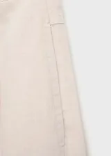 Pantalón de tiro medio confeccionado en mezcla de lino y viscosa, con diseño de pernera recta, bolsillos laterales y cierre frontal de cremallera y botón con efecto carey.