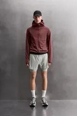 Sudadera técnica color bordó con capucha, cierre frontal completo y bolsillo en el pecho con cremallera oculta. Tejido elástico con interior efecto polar y estructura waffle. Presenta puños adaptables con ajuste para el pulgar.