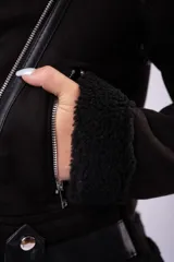 Campera tipo gamulán de corte recto, confeccionada en cuero sintético color tostado con interior y solapas de corderito sintético en tono crema. Presenta cierre frontal cruzado, bolsillos laterales con cierre y cinturón ajustable en el ruedo.