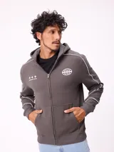 Canguro gris con capucha, cierre frontal completo y bolsillos tipo canguro. Presenta detalles de líneas blancas en las mangas y estampados gráficos en el pecho.