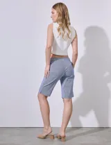 Bermuda a la rodilla marca Zac & Rachel, confeccionada en gabardina elastizada a rayas verticales azules y blancas.