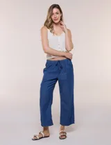 Pantalón crop de algodón y rayón, color beige, con pretina elástica con cordón de ajuste, bolsillos frontales aplicados y corte recto.