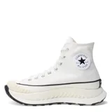 Championes de caña alta Converse modelo Chuck 70 AT CX, de color blanco. Presentan una silueta icónica con plataforma voluminosa, puntera reforzada con textura acanalada y suela dentada de goma negra para mayor tracción. Confeccionados en lona resistente con ojales metálicos y cordones al tono.