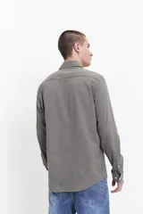 Camisa negra de manga larga con textura.