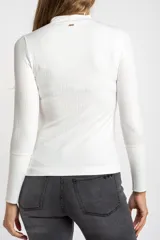 Polera de manga larga con cuello alto, confeccionada en tejido de punto acanalado. Presenta un diseño ajustado al cuerpo con puños definidos.