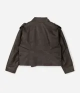 Campera estilo biker de poliuretano color marrón oscuro con efecto lavado, corte oversized, cuello con solapa, cierre frontal asimétrico y bolsillos con cierre.