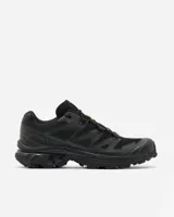 Championes Salomon modelo XT-6, color negro, diseñados para trail running con tecnología de amortiguación y suela de alta tracción. Presentan un sistema de cordones de ajuste rápido y refuerzos en la puntera.
