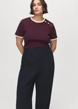 Pantalón de vestir de tiro bajo y diseño wide leg color azul marino, con pinzas en la parte delantera y bolsillos laterales.