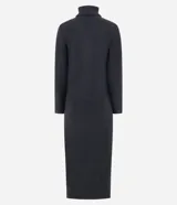 Vestido midi de corte recto y tejido rib, con cuello alto y mangas largas. Presenta un diseño minimalista y ajustado al cuerpo.