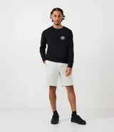 Bermuda de hombre color gris melange, confeccionada en mezcla de algodón y poliéster. Presenta cintura elástica y bolsillo lateral con cierre.