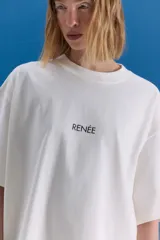 Remerón oversize de algodón color blanco off-white, con cuello redondo, mangas anchas y estampa frontal con el logo de la marca.