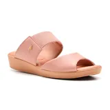 Sandalias bajas de cuero negro con plantilla color naranja. Presentan dos tiras anchas sobre el empeine, una de ellas con el logo de la marca.