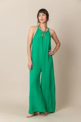 Enterito de crepe color negro, con diseño holgado, escote halter y breteles finos.