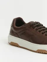 Championes urbanos Freeway modelo Soul 01, color marrón oscuro, confeccionados en cuero con suela de goma blanca y cordones al tono.