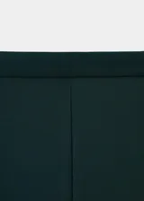 Pantalón flare verde oscuro de tiro alto, confeccionado en mezcla de lana con cintura elástica y forro interior.