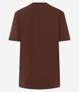 Remera de algodón color marrón con cuello redondo y manga corta. Presenta una estampa frontal de un osito de la serie Los Cariñositos sosteniendo una taza de café, acompañada por el texto 'My First Coffee' y 'Talk to me after ten o'clock'.