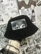 Gorro tipo pescador negro con parche sublimado con imagen de manga de Junji Ito.