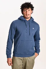 Hoodie azul con capucha y cordones ajustables, bolsillo estilo canguro en la parte frontal y el logo bordado del pingüino en el pecho.