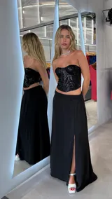 Corset strapless negro con lentejuelas.