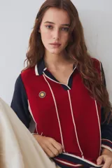 Remera tejida de algodón estilo polo con mangas largas azul marino y cuerpo rojo con franjas verticales blancas, escote en V y parche bordado Team Savia.