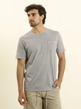 Remera celeste de algodón con bolsillo en el pecho y cuello redondo.
