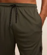 Bermuda deportiva masculina de color azul marino, con cintura elástica y cordón ajustable, bolsillos laterales con cierre y tecnología Dry para mayor transpirabilidad.
