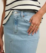 Pollera midi de jean color celeste claro, con corte recto, cintura con trabillas, cierre frontal con botones y una abertura central en el frente.