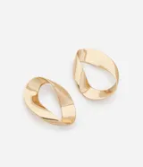 Caravanas medianas de metal con baño dorado claro, diseño de forma ovalada con efecto torcido y cierre de tornillo.