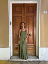 Vestido largo color beige, de viscosa, con tirantes finos, escote en V y aberturas laterales en la falda.