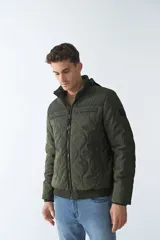 Campera de nylon azul marino para hombre con capucha, cierre frontal con cremallera, bolsillos laterales y frontales. El modelo usa talle M.