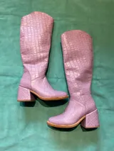 Botas altas color camel de gamuza con taco bloque y cierre lateral.