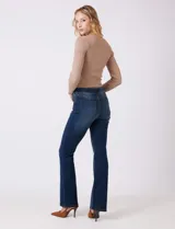 Jean elastizado marca Sound Style, color azul oscuro, de tiro alto y pierna bootcut. Tiene pretina con pasadores, botón y cierre, y bolsillos en la parte delantera y trasera.