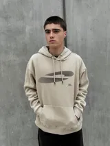 Canguro beige con capucha ajustable con cordones, bolsillo tipo canguro y estampado con diseño abstracto en negro.