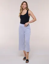 Pantalón crop de corte wide leg, de color celeste y blanco con patrón de rayas verticales, pretina ancha elastizada y bolsillos delanteros.