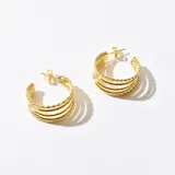 Aros tipo argolla dorados con tres hilos, dos de ellos trenzados.