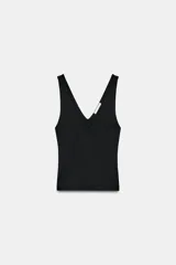 Musculosa de punto rib color negro, confeccionada en mezcla de algodón, con escote en V pronunciado y tirantes anchos.