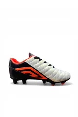 Championes de fútbol 11 Umbro Nexus HG, color blanco con detalles en azul marino y verde menta. Capellada sintética con costuras en rombos y suela con tapones para césped natural o sintético.