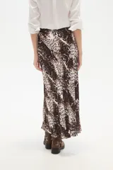 Falda larga de corte recto y caída fluida, con estampado animal print en tonos marrones y blancos.