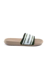 Chancletas Umbro modelo Ports para mujer, color tostado con plantilla texturizada y tira ancha verde militar y blanca con la marca estampada.